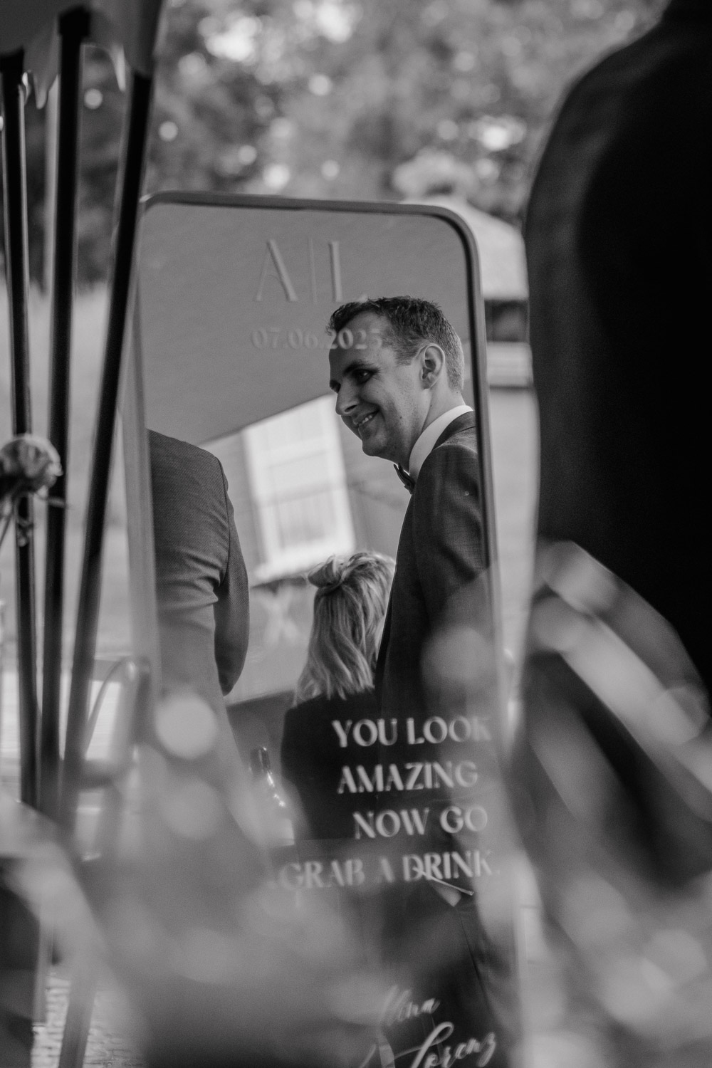 Graviertes Schild mit Spruch und Spiegelung des Bräutigams