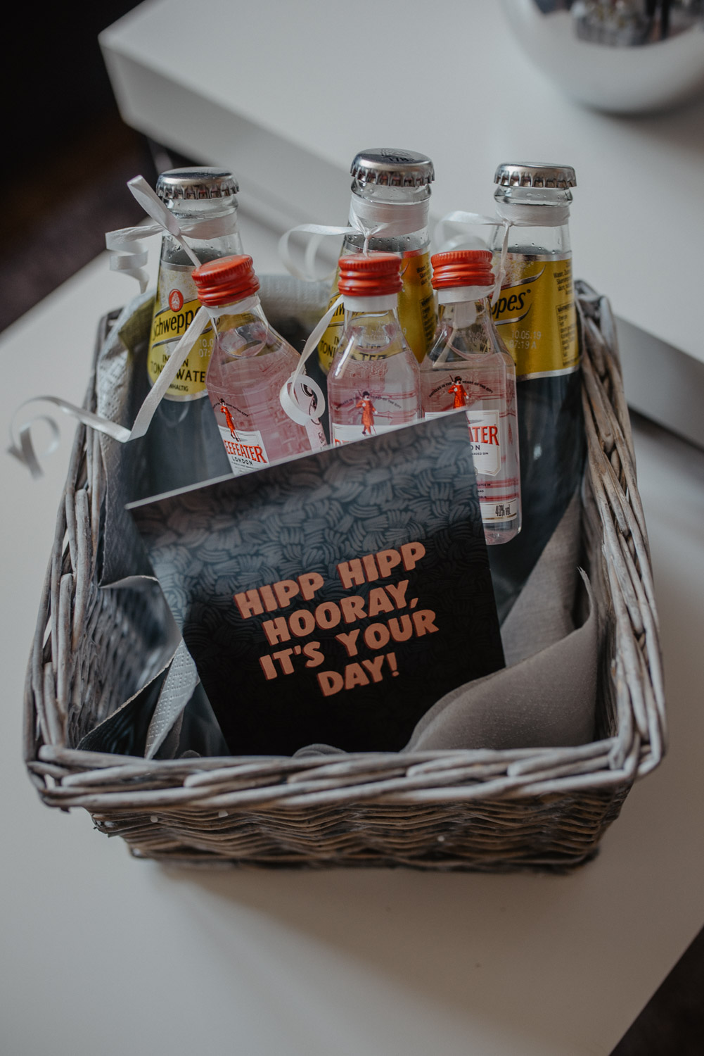 Geschenkekorb mit Getränken und Karte beim Getting Ready des Bräutigams in NRW.