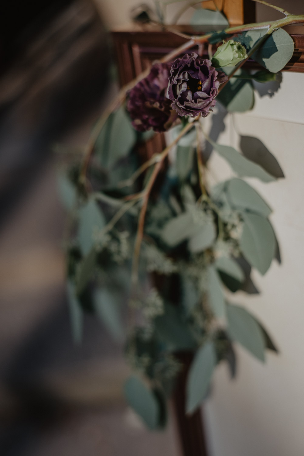 Detailaufnahme von Blüten und Eukalyptus am Willkommensschild.