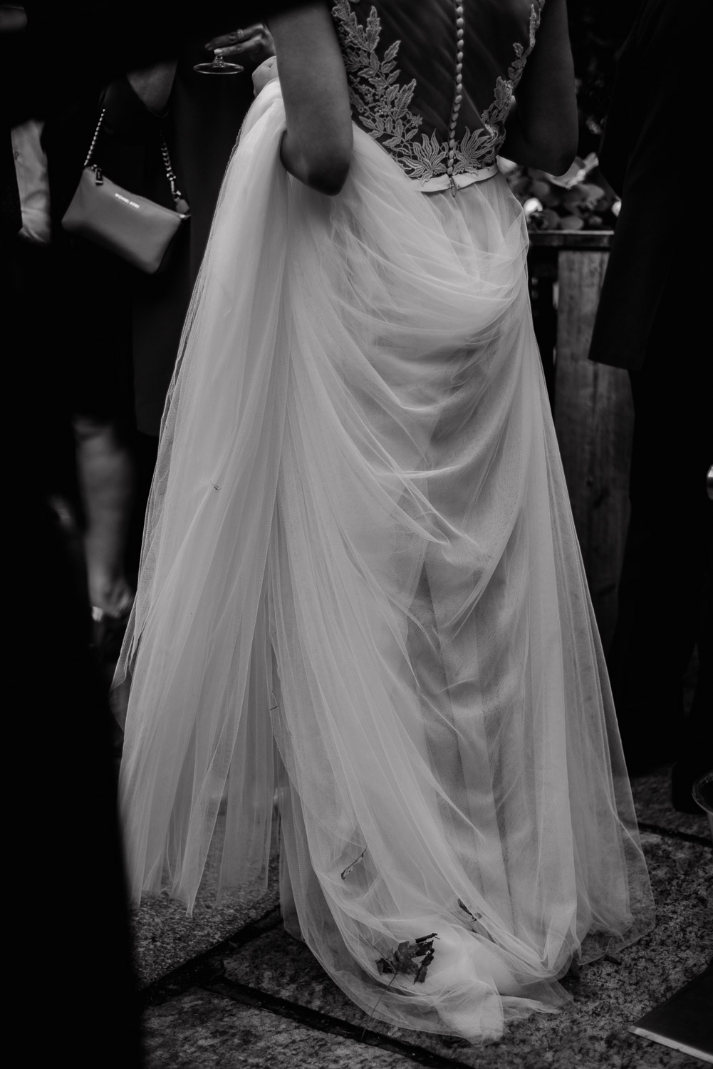 Detailaufnahme des Brautkleids von hinten während des Empfangs, SW.