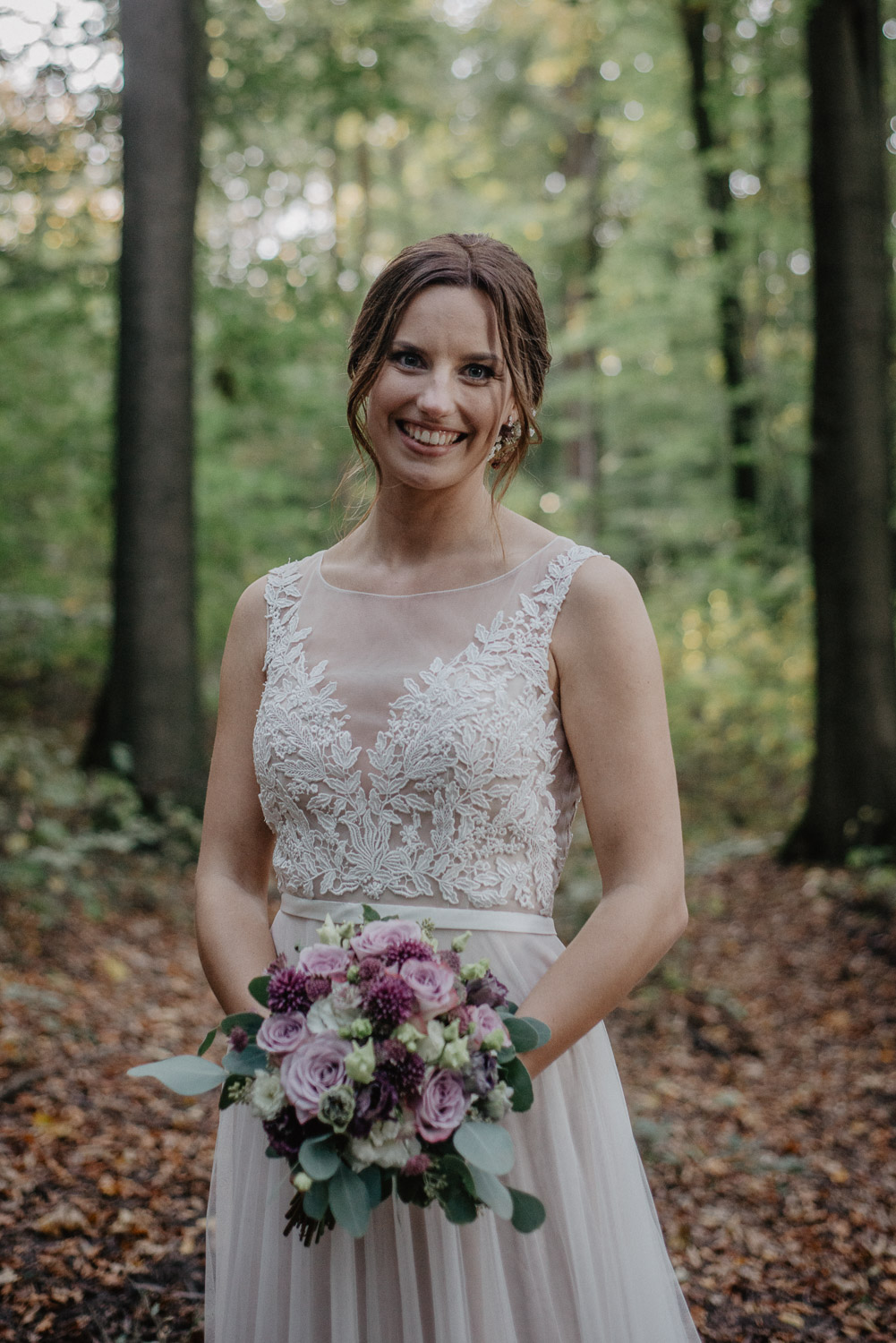 Portrait der Braut mit Blumenstrauß im Wald bei Dortmund.