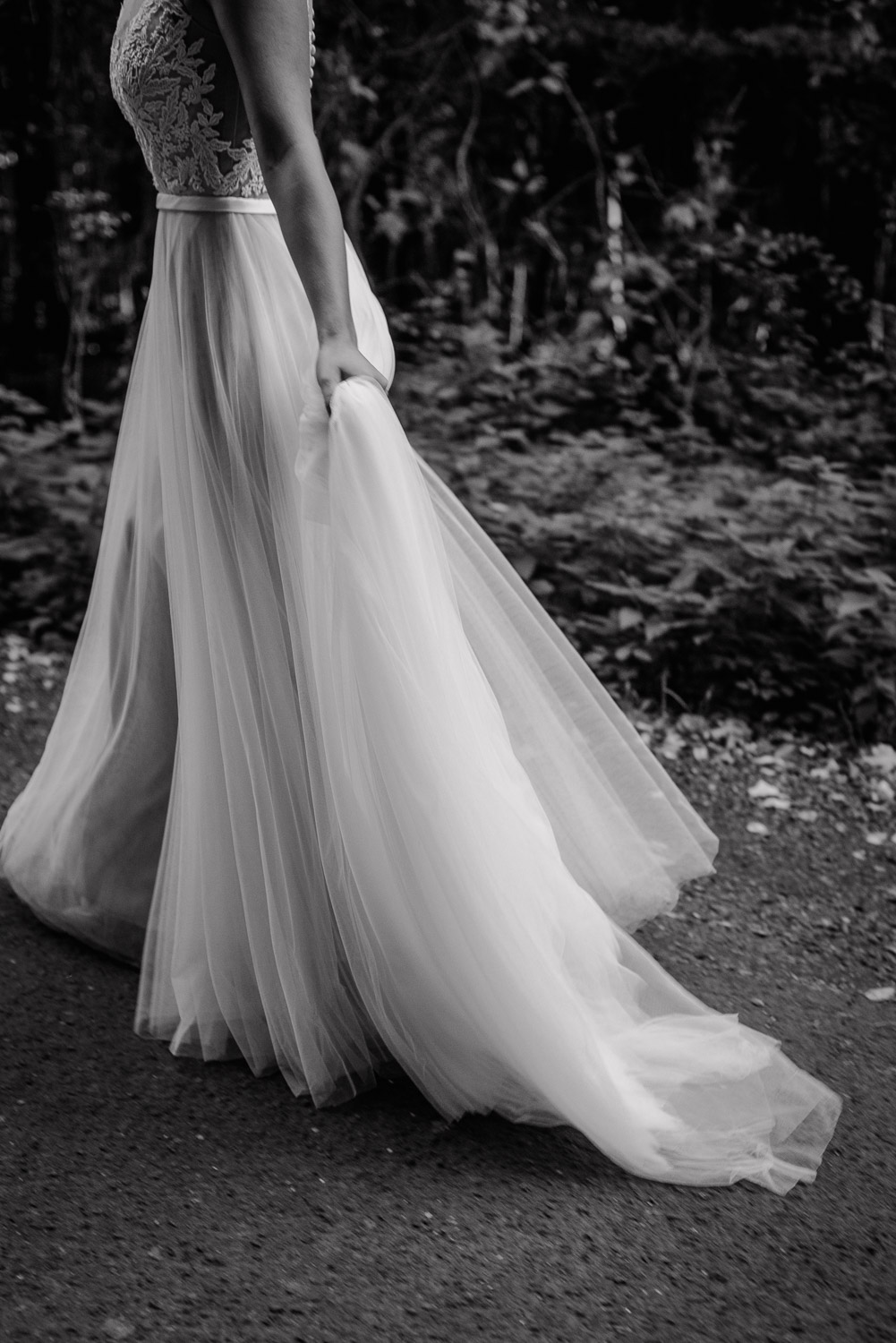 Detailaufnahme vom Brautkleid, Schwarz-Weiß Aufnahme.