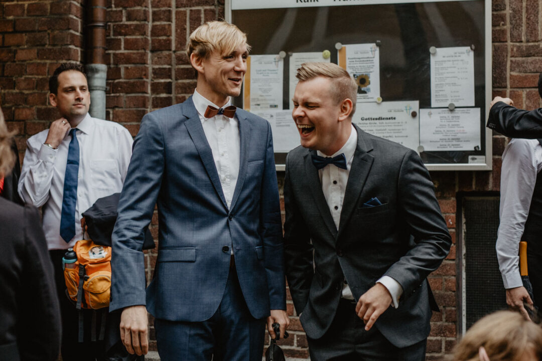 Lachende Gäste bei kirchlicher Trauung in Köln