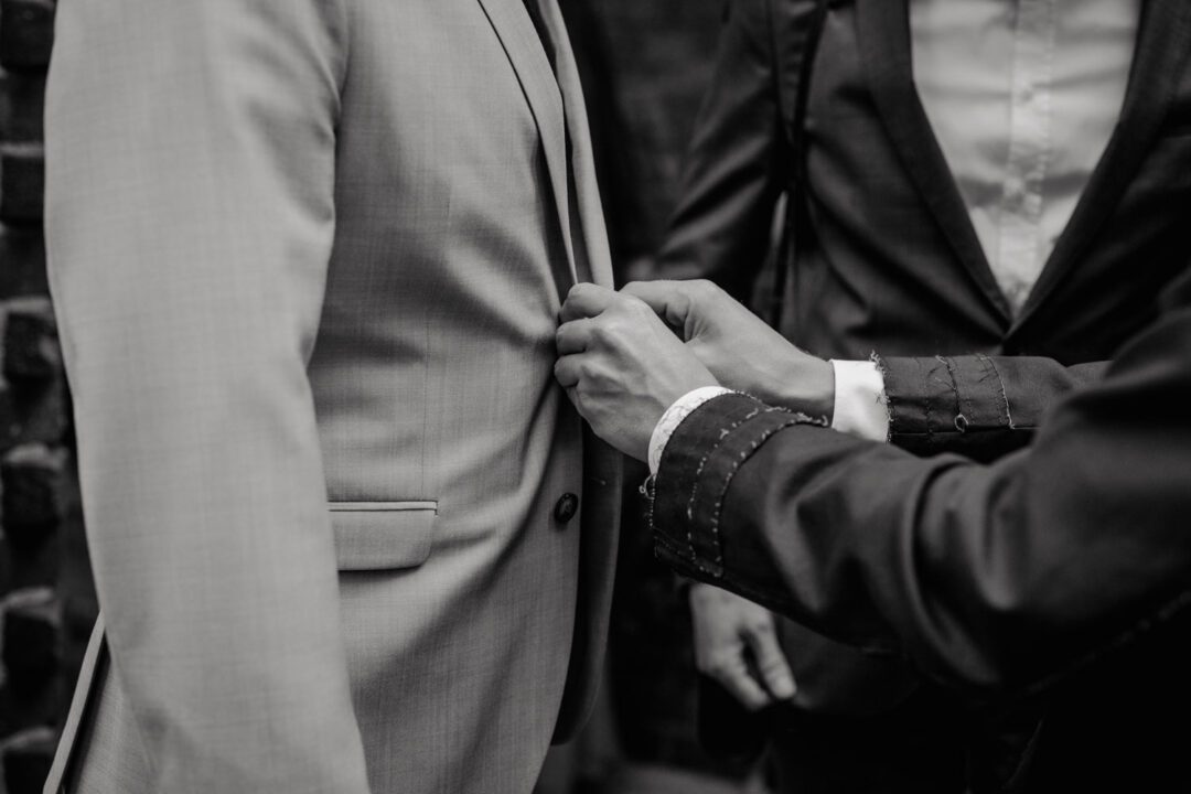 Vorbereitung des Hochzeitsanzugs vor der kirchlichen Trauung