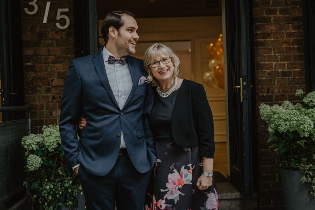 Bräutigam mit Mutter vor der Hochzeitsfeier in Köln