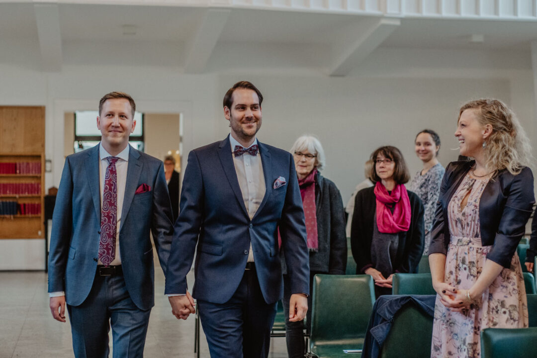 Gleichgeschlechtliches Paar beim Kircheneinzug zur Hochzeit in Köln
