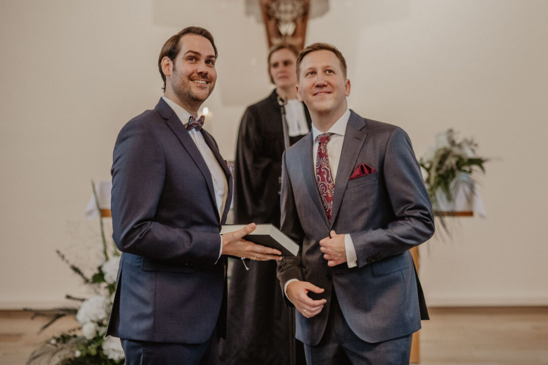 Bräutigame bei kirchlicher Segnung in Köln