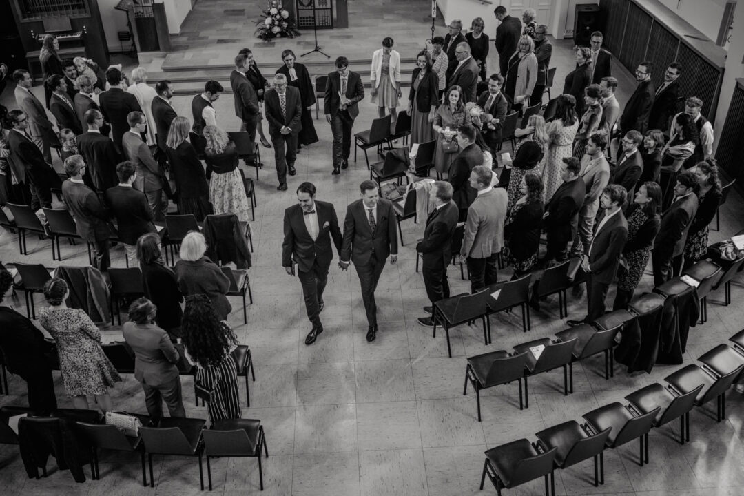 räutigame verlassen die Kirche nach der Hochzeit in Köln