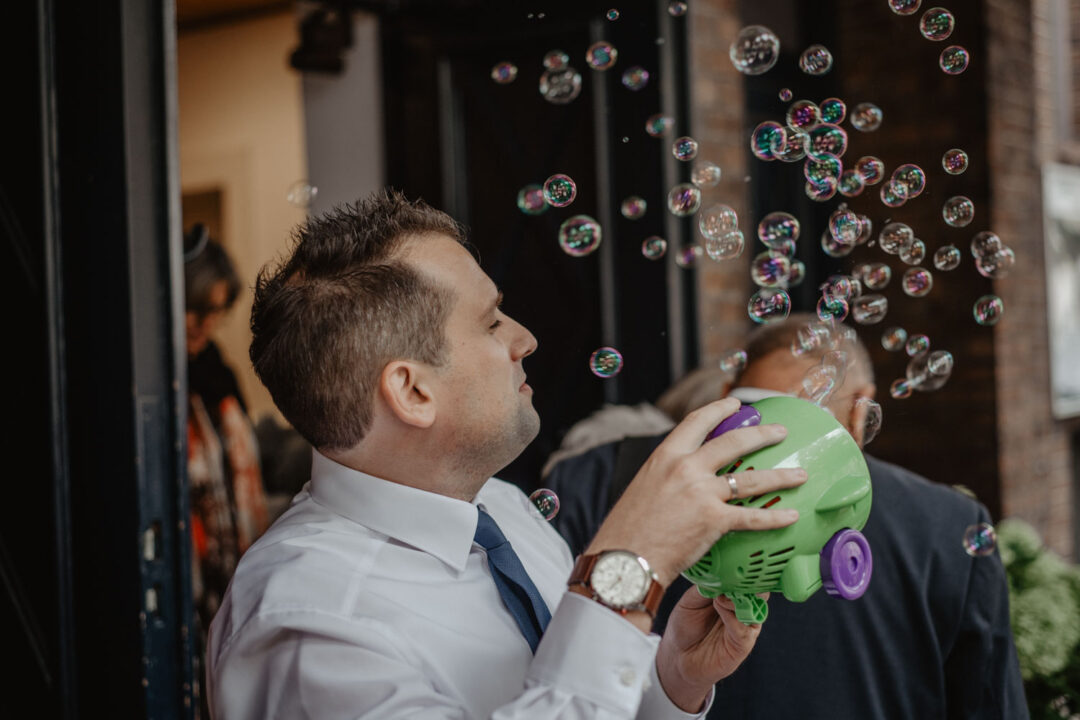 Gast bedient Seifenblasenmaschine bei Hochzeit in NRW