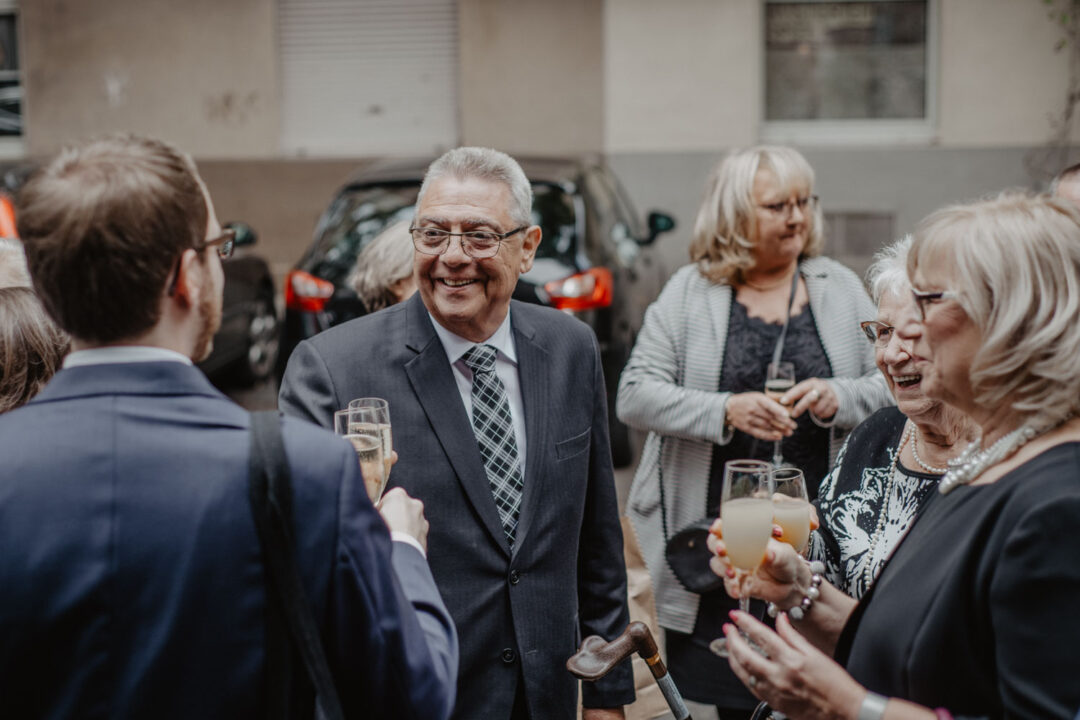 Familie gratuliert beim Sektempfang nach der Trauung