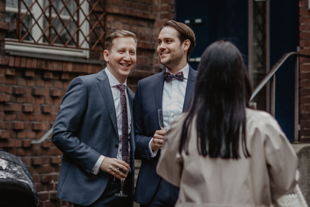 Bräutigame beim Empfang nach der Hochzeit in Köln