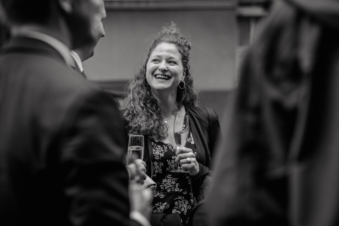 Hochzeitsgast lacht beim Empfang nach der Trauung