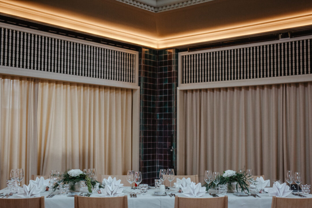 Festlich gedeckter Tisch zur Hochzeit in Köln