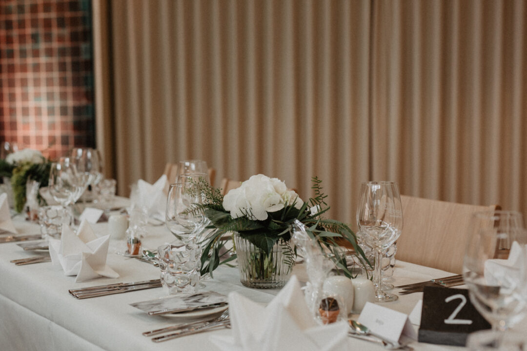 Tischdekoration bei Hochzeit in Köln mit weißen Blumen