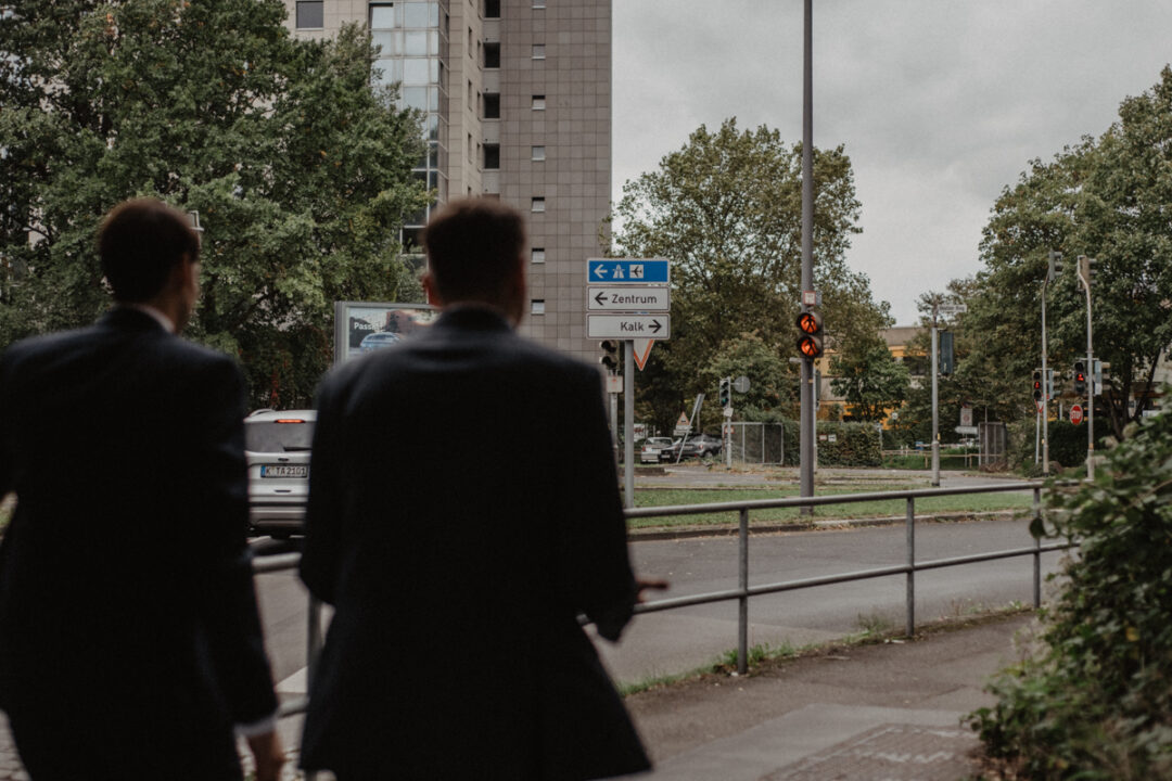 Zwei Bräutigame warten vor Ampel in Köln