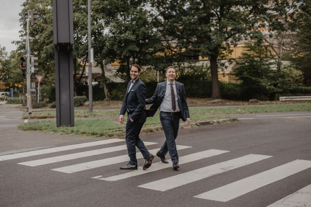 Gleichgeschlechtliches Paar überquert Straße in Köln