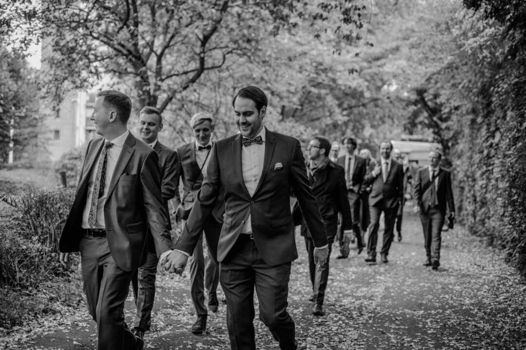 Hochzeitsgesellschaft geht gemeinsam durch Köln