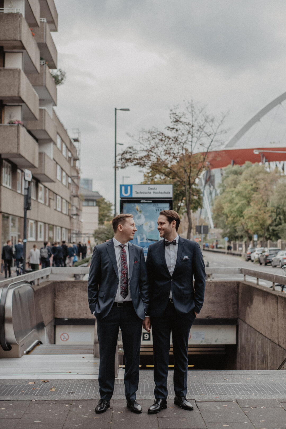 Bräutigame stehen vor U-Bahn in Köln-Deutz