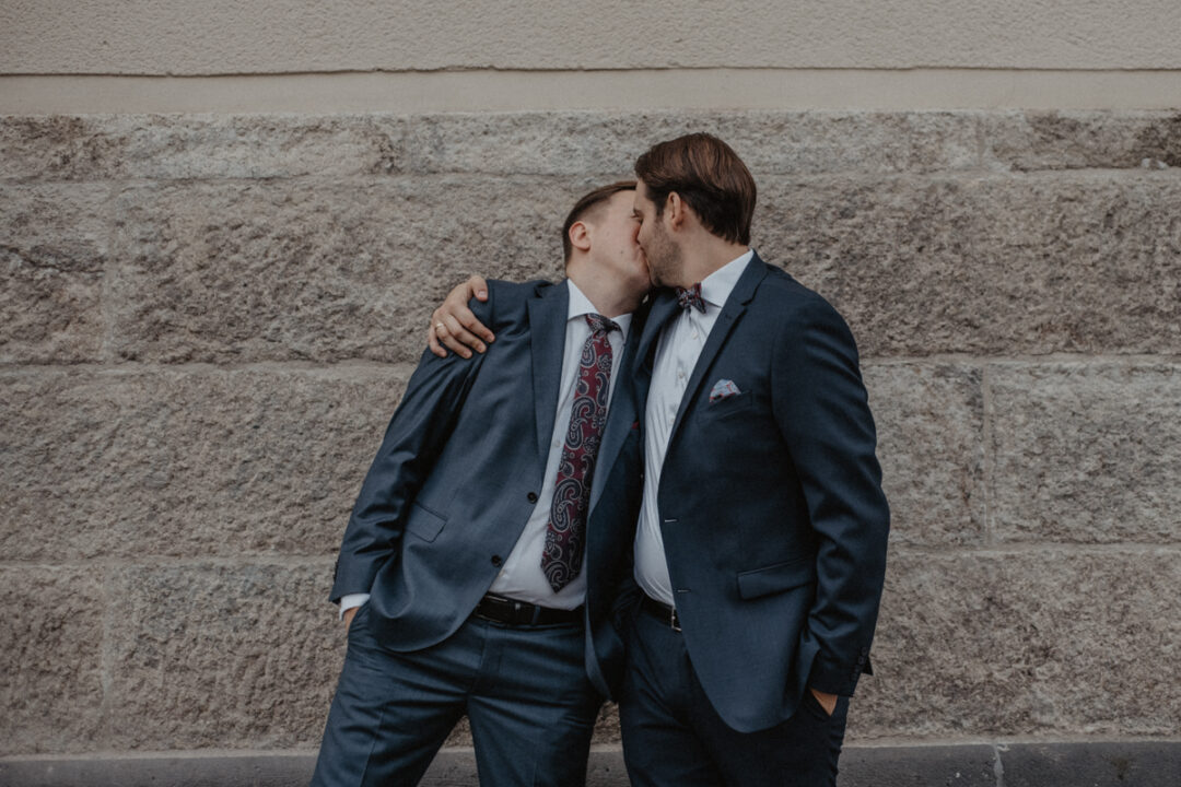 Gleichgeschlechtliches Paar küsst sich bei Hochzeit in Köln