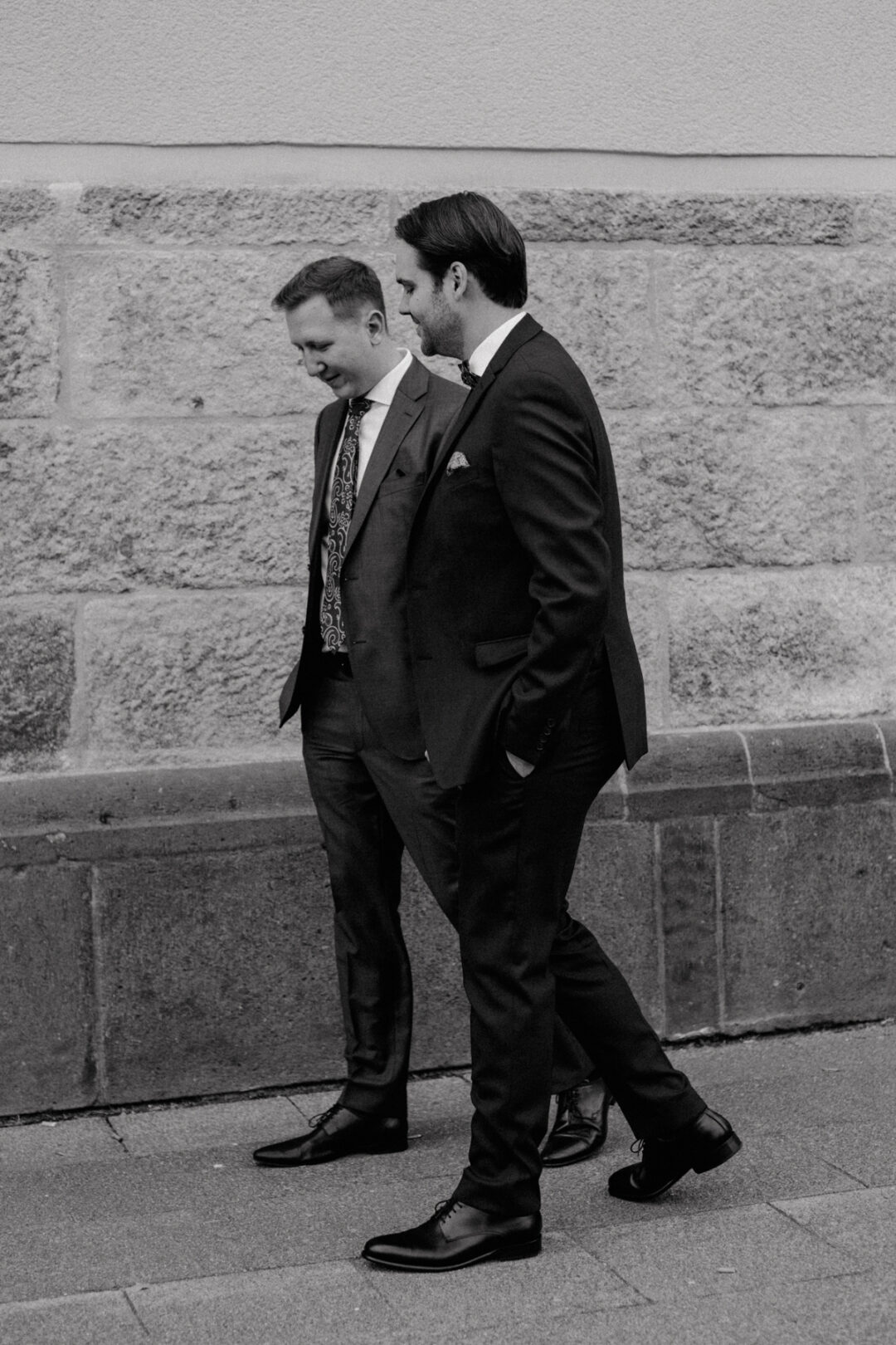 Bräutigame gehen gemeinsam bei Hochzeit in Köln