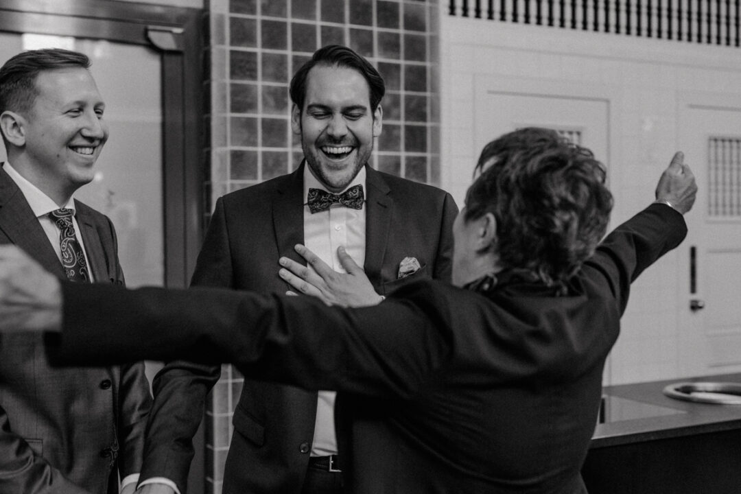 Bräutigam wird herzlich begrüßt bei Hochzeit in Köln