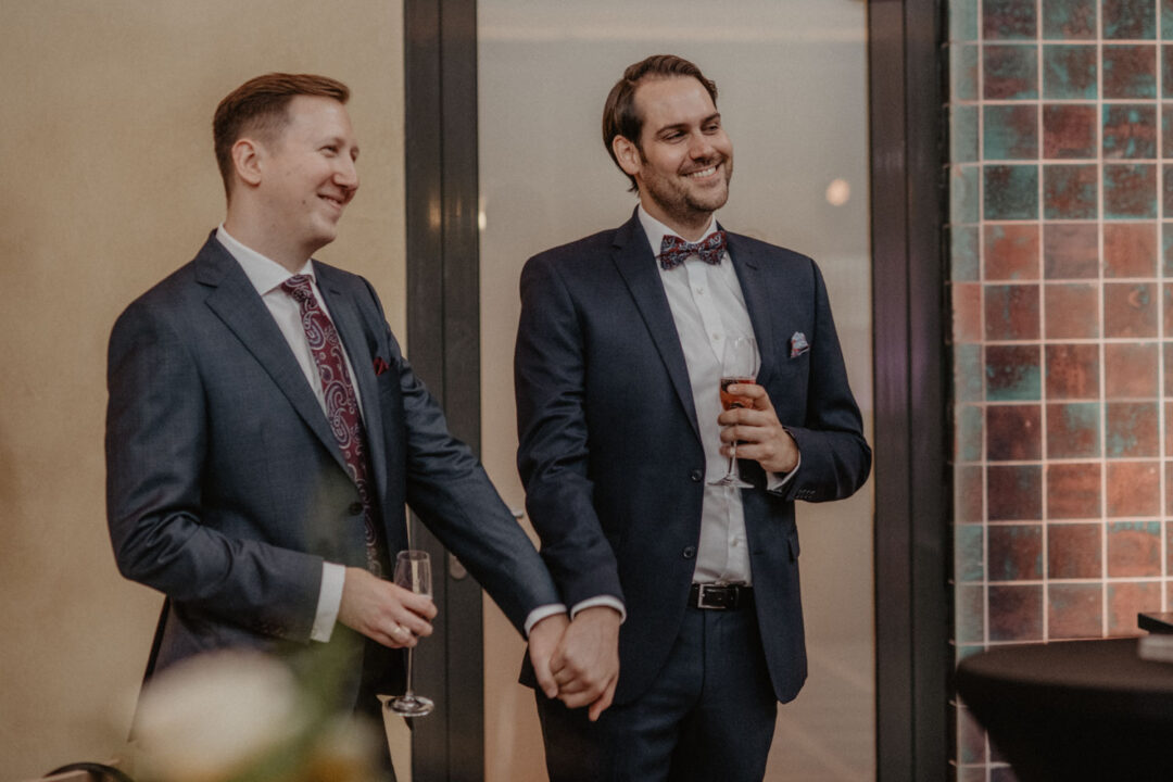 Bräutigame stoßen gemeinsam bei Hochzeitsfeier an