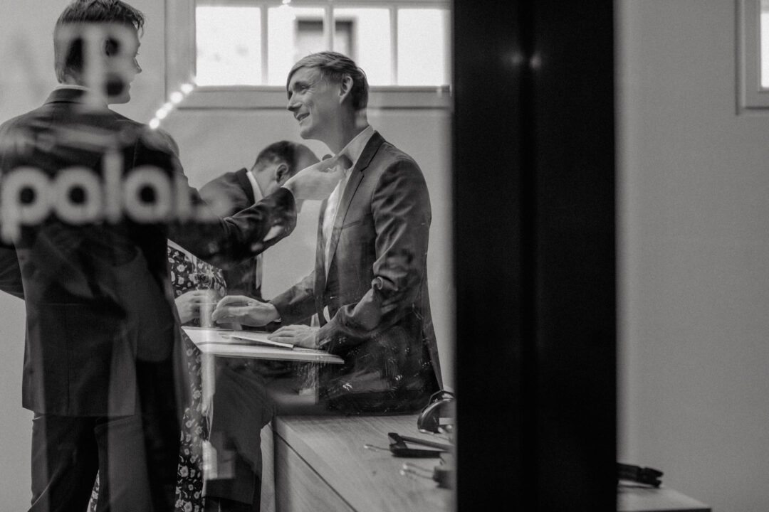 Hochzeitsgast richtet Sakko bei Feier im KWB Köln