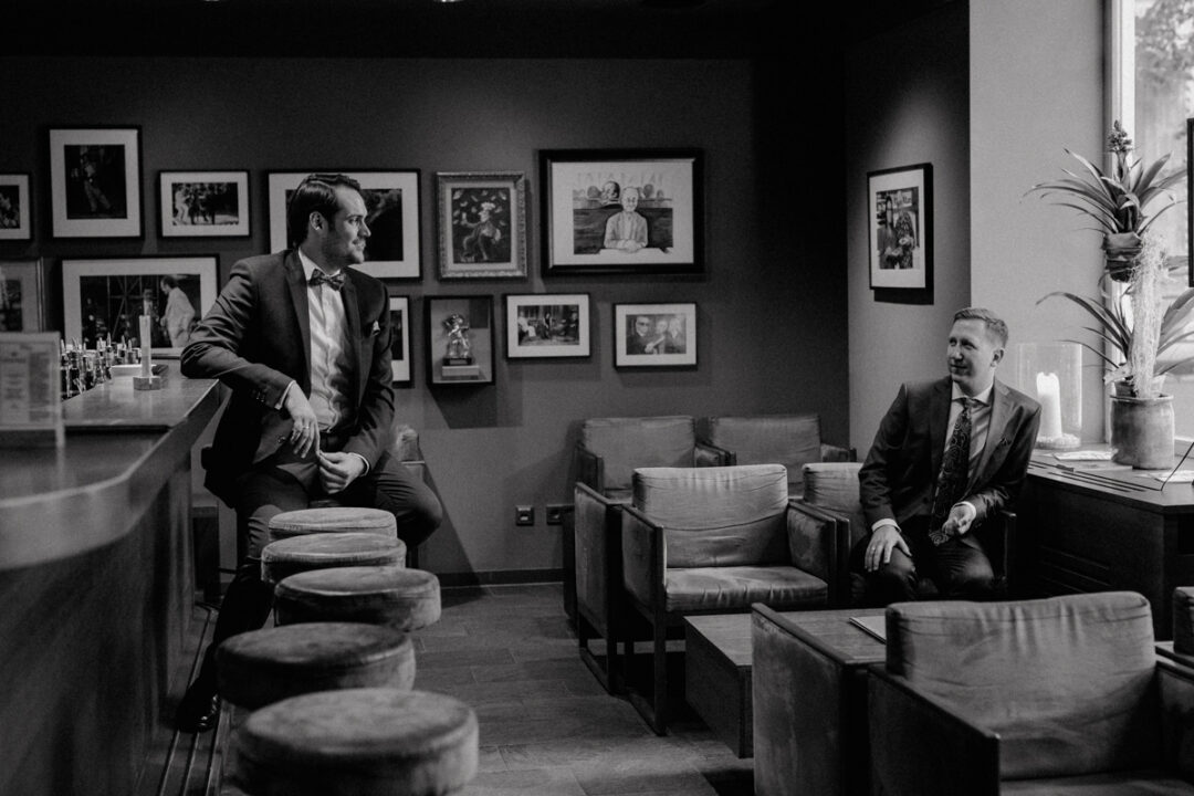 Bräutigame beim Paarshooting im Kölner KWB