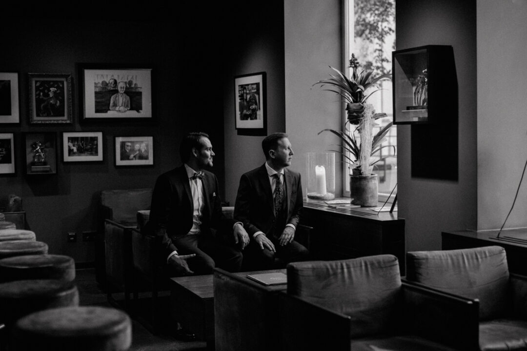 Hochzeitspaar schaut aus dem Fenster in Köln