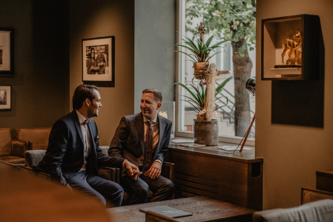 Hochzeitspaar sitzt gemeinsam bei natürlichem Licht