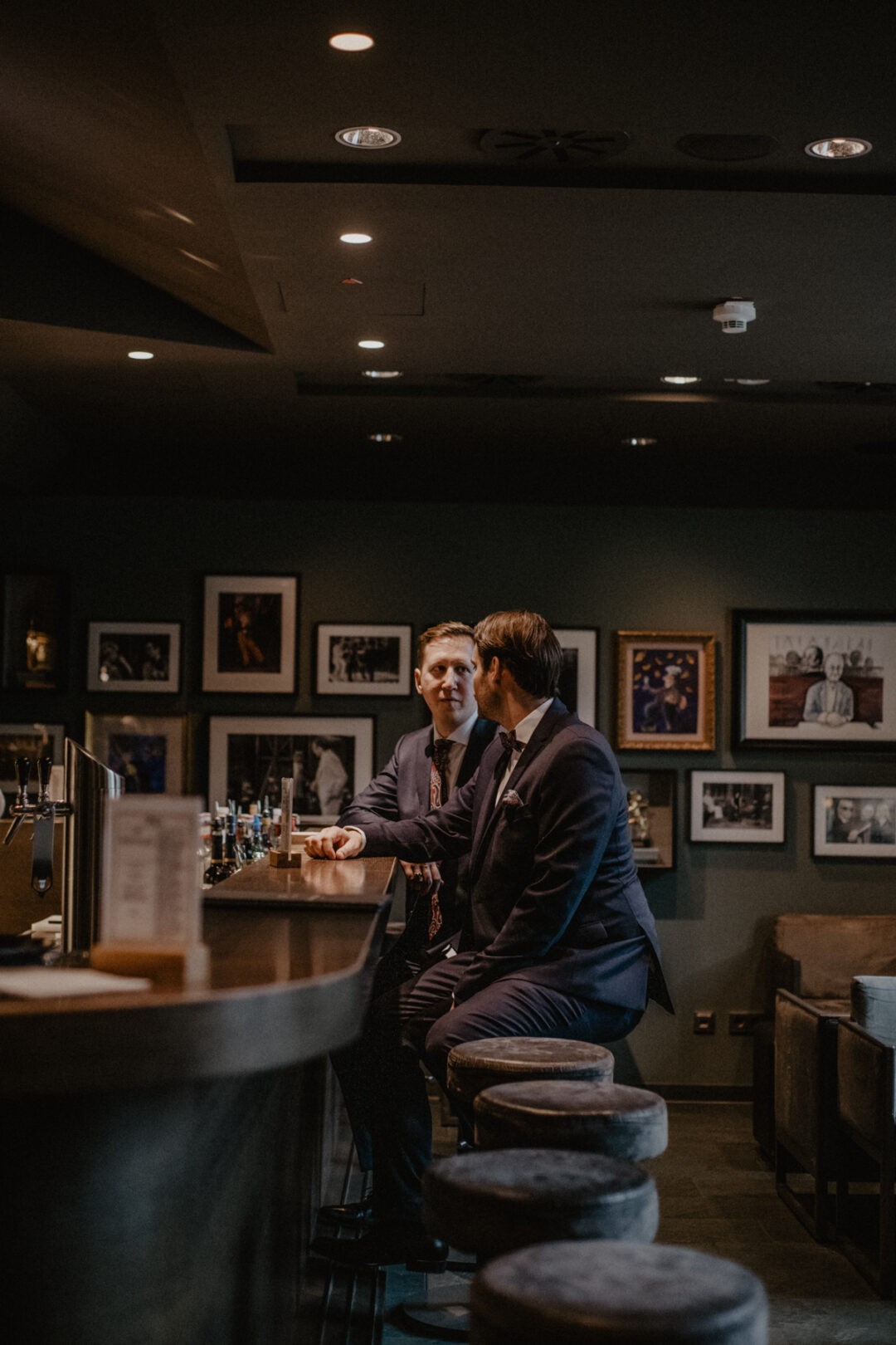 Bräutigame an Bar im Stadtpalais Köln