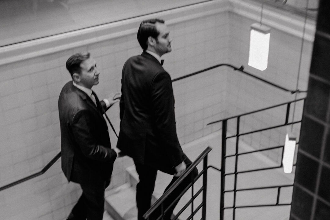 Hochzeitspaar betritt Festsaal im Stadtpalais Köln