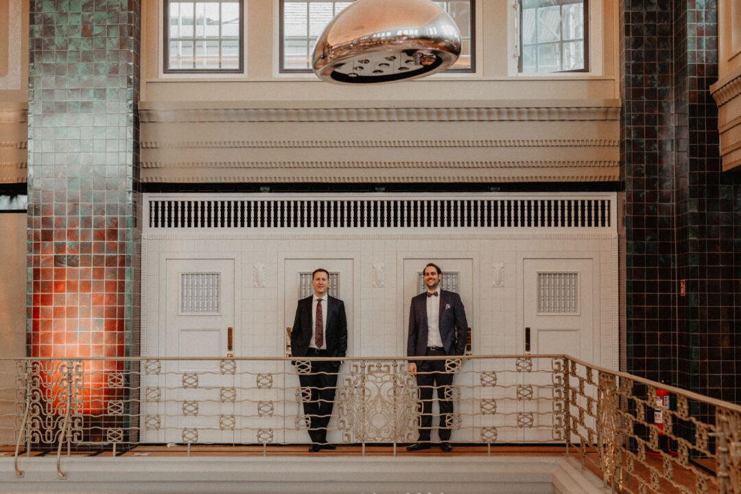 Bräutigame posieren im KWB Stadtpalais Köln