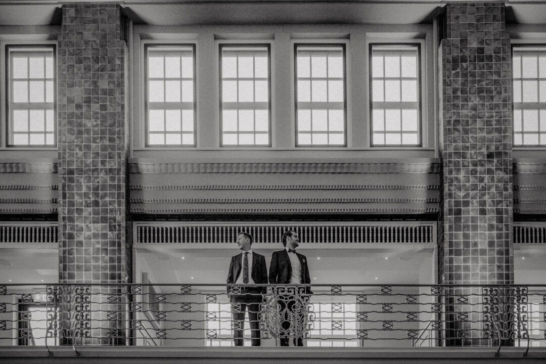 Bräutigame vor Fenstern im KWB Stadtpalais Köln