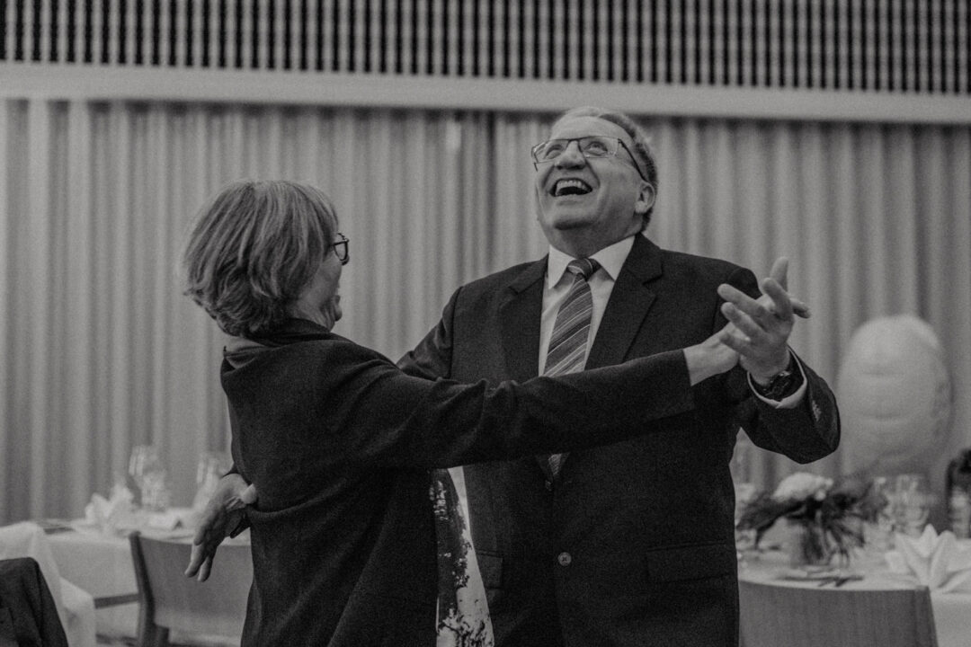 Gäste tanzen bei Hochzeitsfeier im KWB Köln