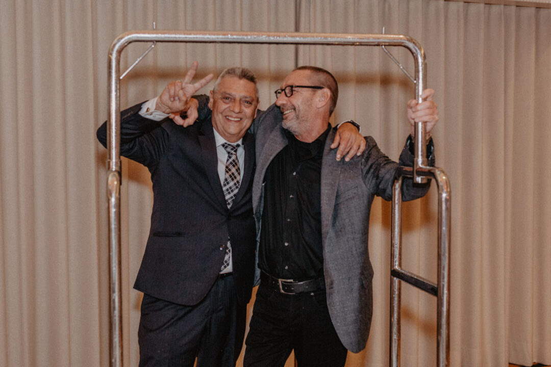 Gäste posieren bei Feier im KWB im Stadtpalais Köln