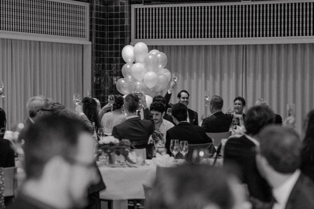 Hochzeitsgesellschaft stößt an im KWB Stadtpalais Köln