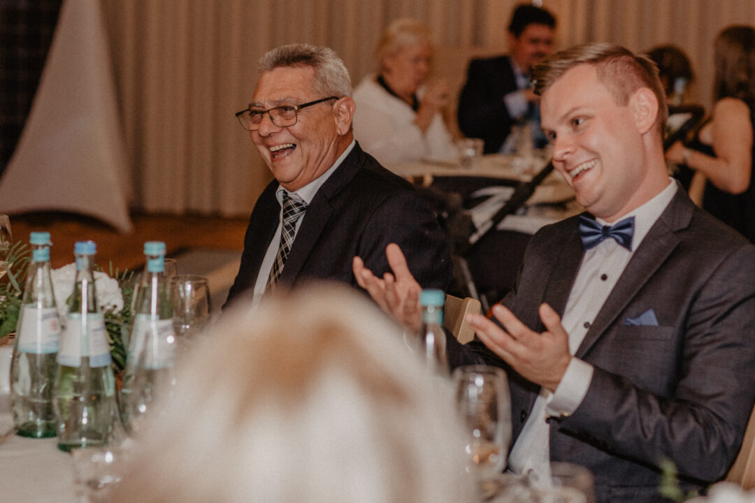Gäste lachen bei Hochzeitsfeier im Stadtpalais Köln