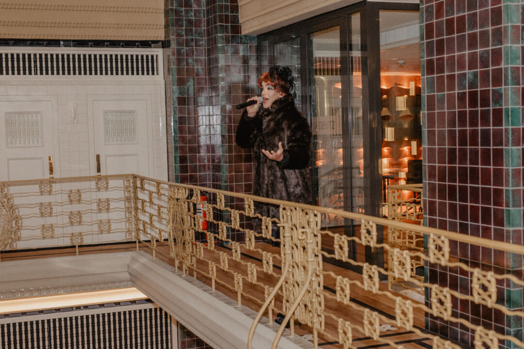 Künstlerin performt bei Hochzeitsfeier in Köln