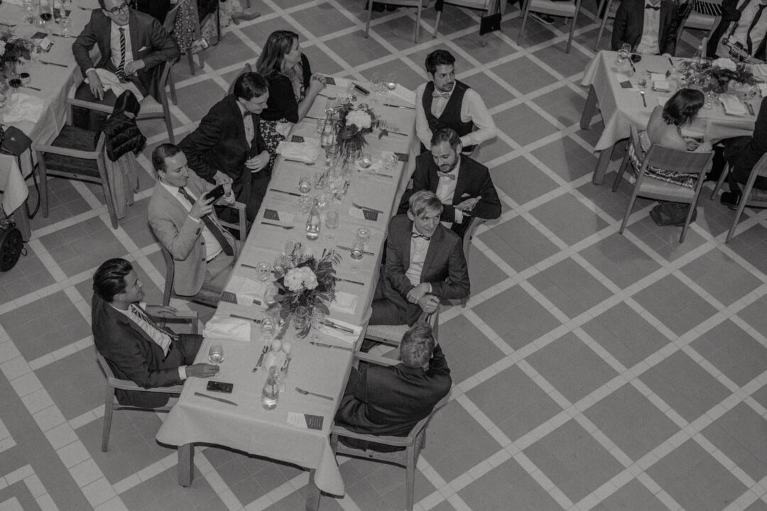 Gäste bei Hochzeitsdinner im Stadtpalais Köln