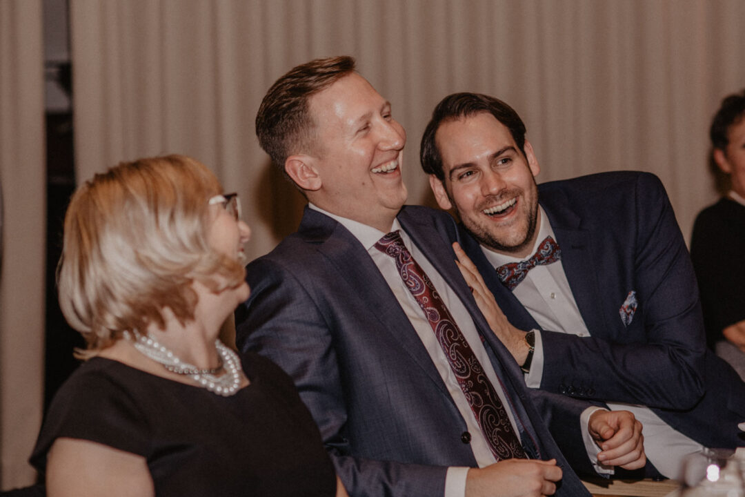 Hochzeitspaar lacht gemeinsam bei Hochzeitsfeier