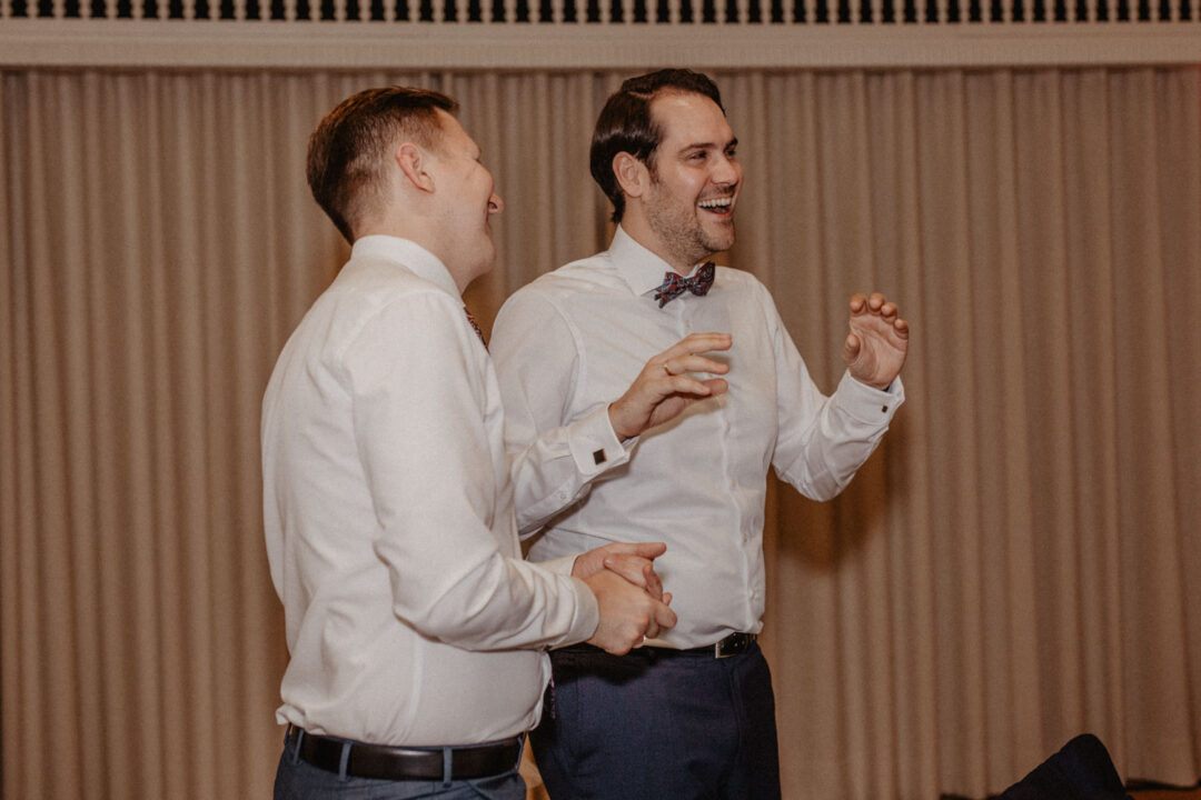 Bräutigame lachen bei Hochzeitsfeier in Köln