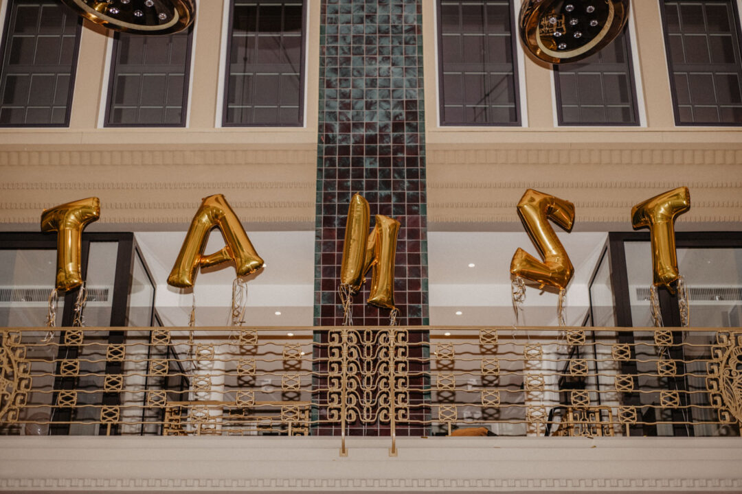 Dekoration mit goldenen Buchstaben bei Hochzeit in Köln