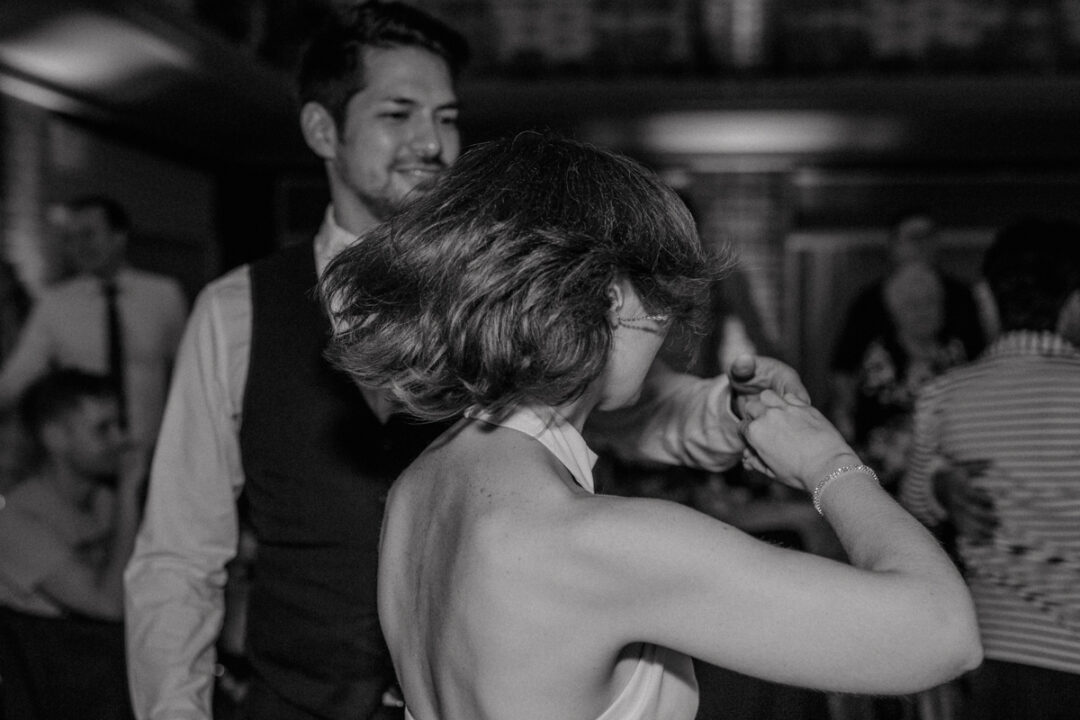 Gäste tanzen ausgelassen bei Hochzeit in Köln