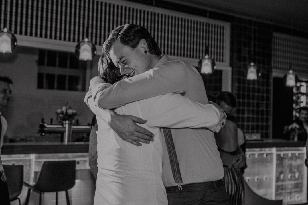 Emotionale Umarmung bei Hochzeitsfeier im Stadtpalais