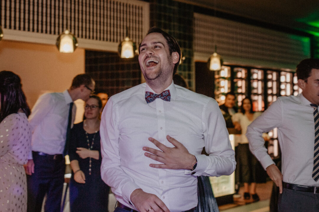 Gast lacht ausgelassen bei Hochzeitsfeier in Köln