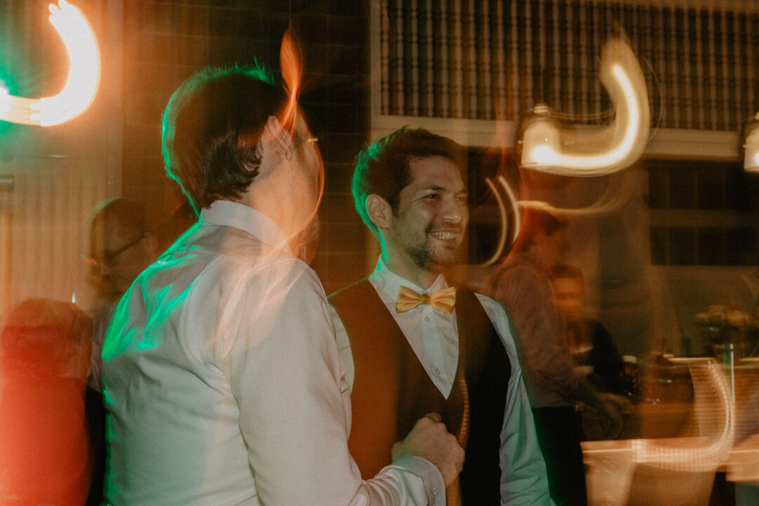 Hochzeitspaar im Gespräch bei Hochzeitsfeier Köln