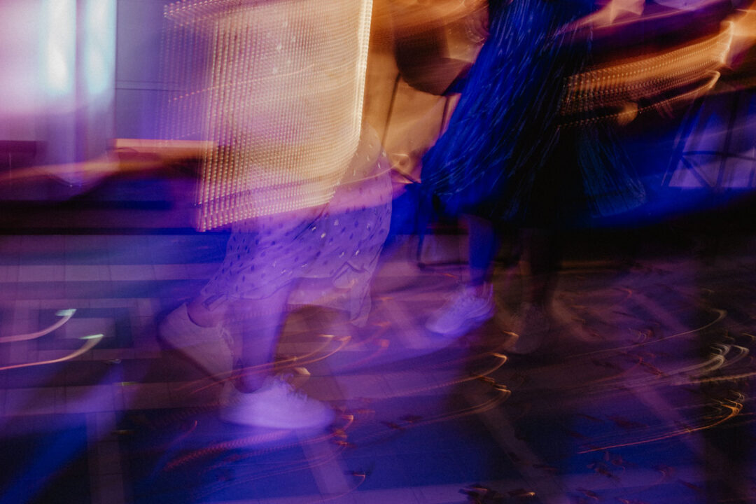 Tänzerische Bewegung auf Hochzeit in Köln