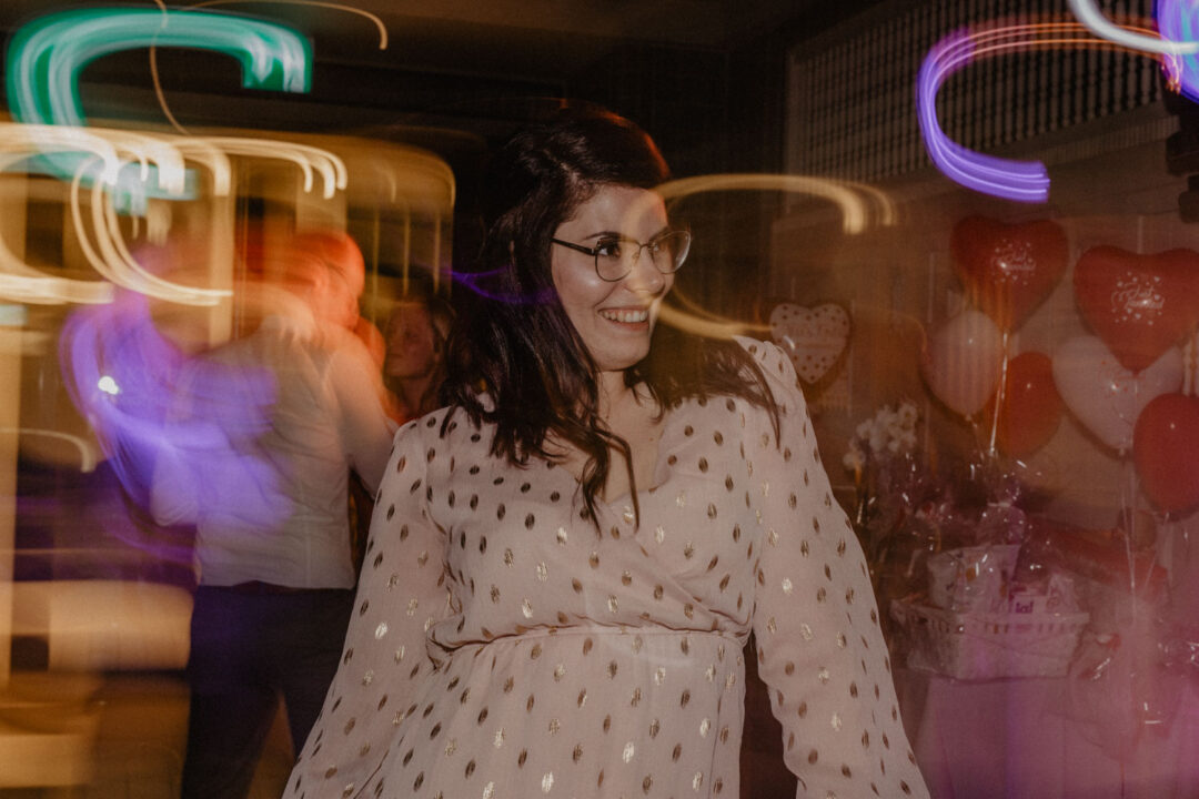 Tanzende Frau bei Hochzeitsfeier im Stadtpalais Köln