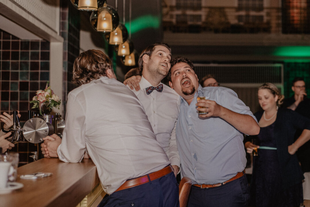 Gäste feiern an der Bar bei Hochzeit in Köln